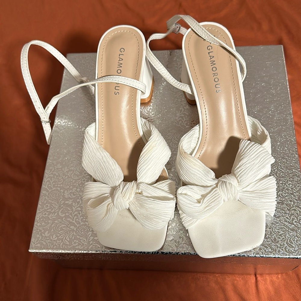 Glamorous mid heel sandals with bow in white
